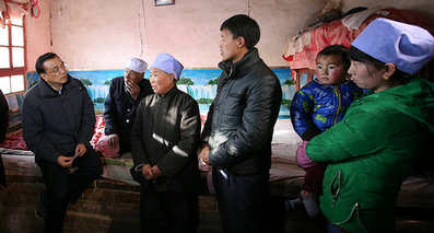 沿着崎岖山路颠簸1个多小时后，2016年2月1日下午，李克强来到宁夏固原西吉县半子沟村特困户王旗家中。70岁的王旗瘫痪在床，只能靠低保生活。总理仔细询问低保发放、大病医保报销等情况。